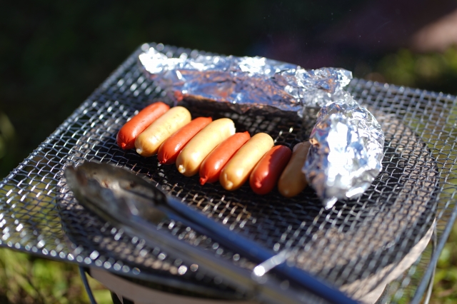 焚き火　ソーセージ　焼き方