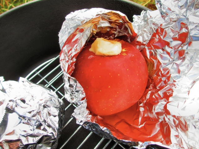 焚き火　丸ごと　焼きりんご